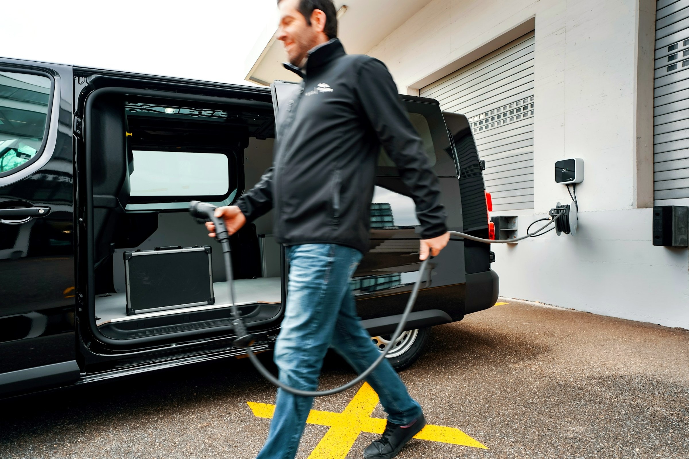 Firmenwagen wird an der Wallbox geladen