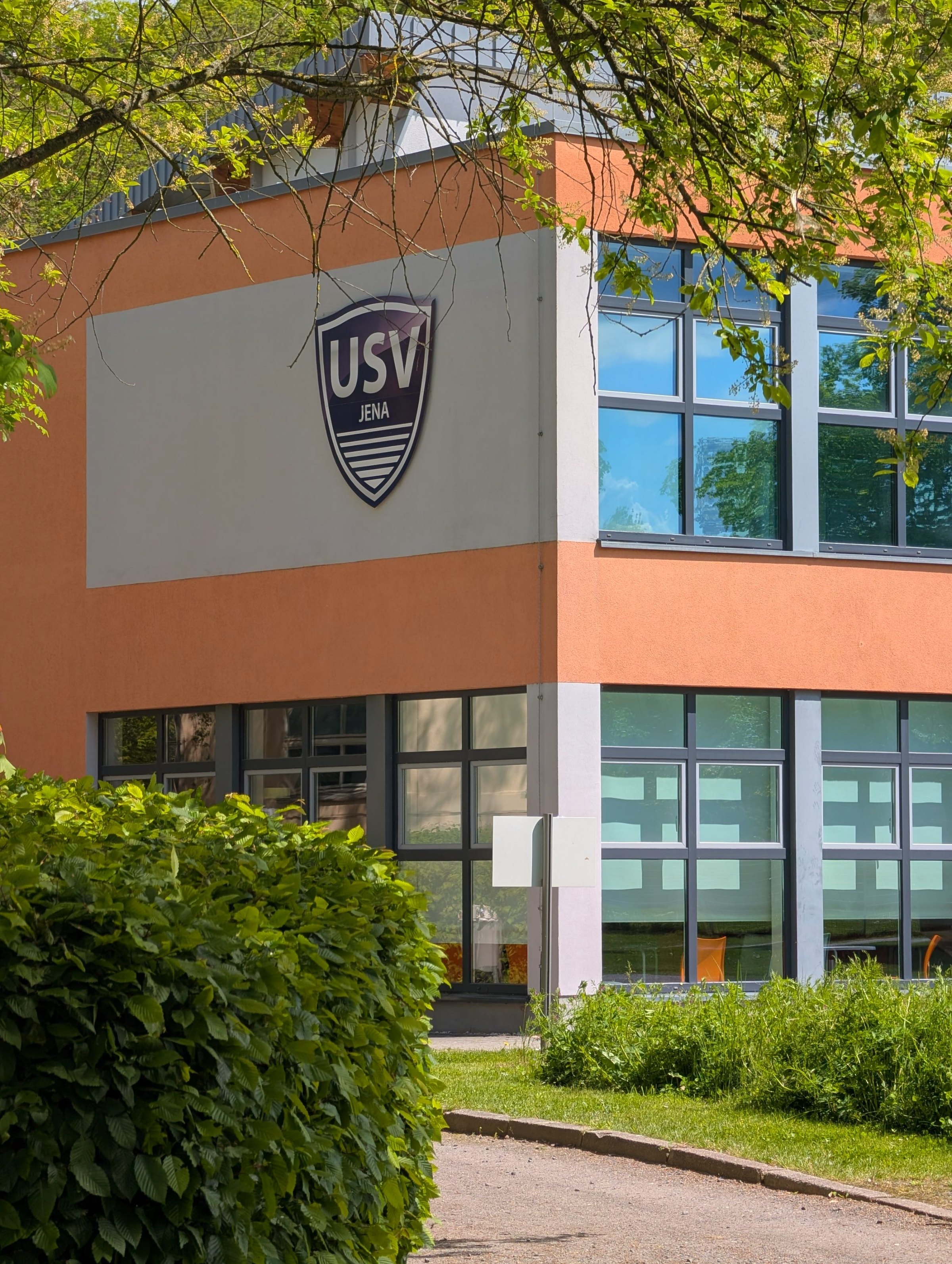 Modernes Sport- und Vereinsgebäude