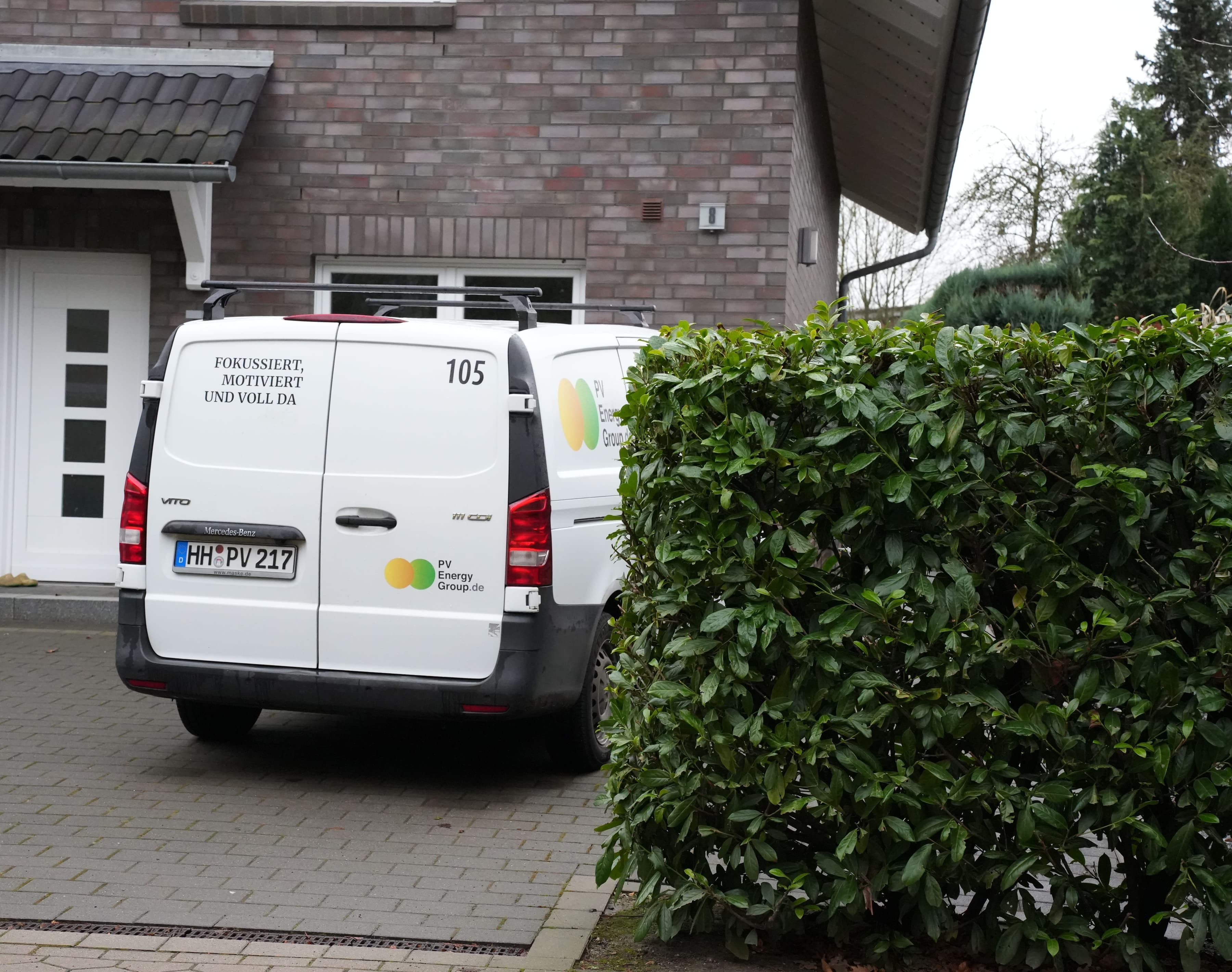 Weißer Mercedes Vito Firmenwagen der PV Energy Group vor Wohnhaus geparkt