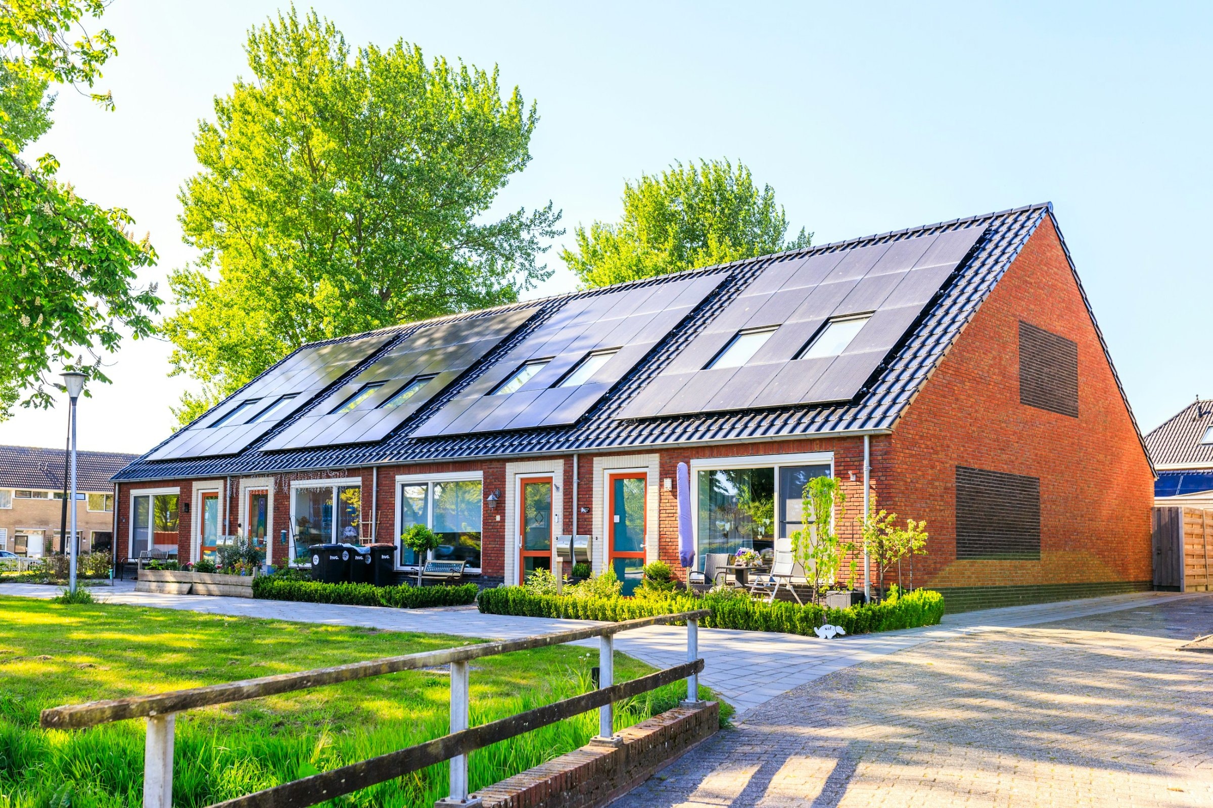 Reihenhäuser aus Klinker unter einem gemeinsamen Solardach