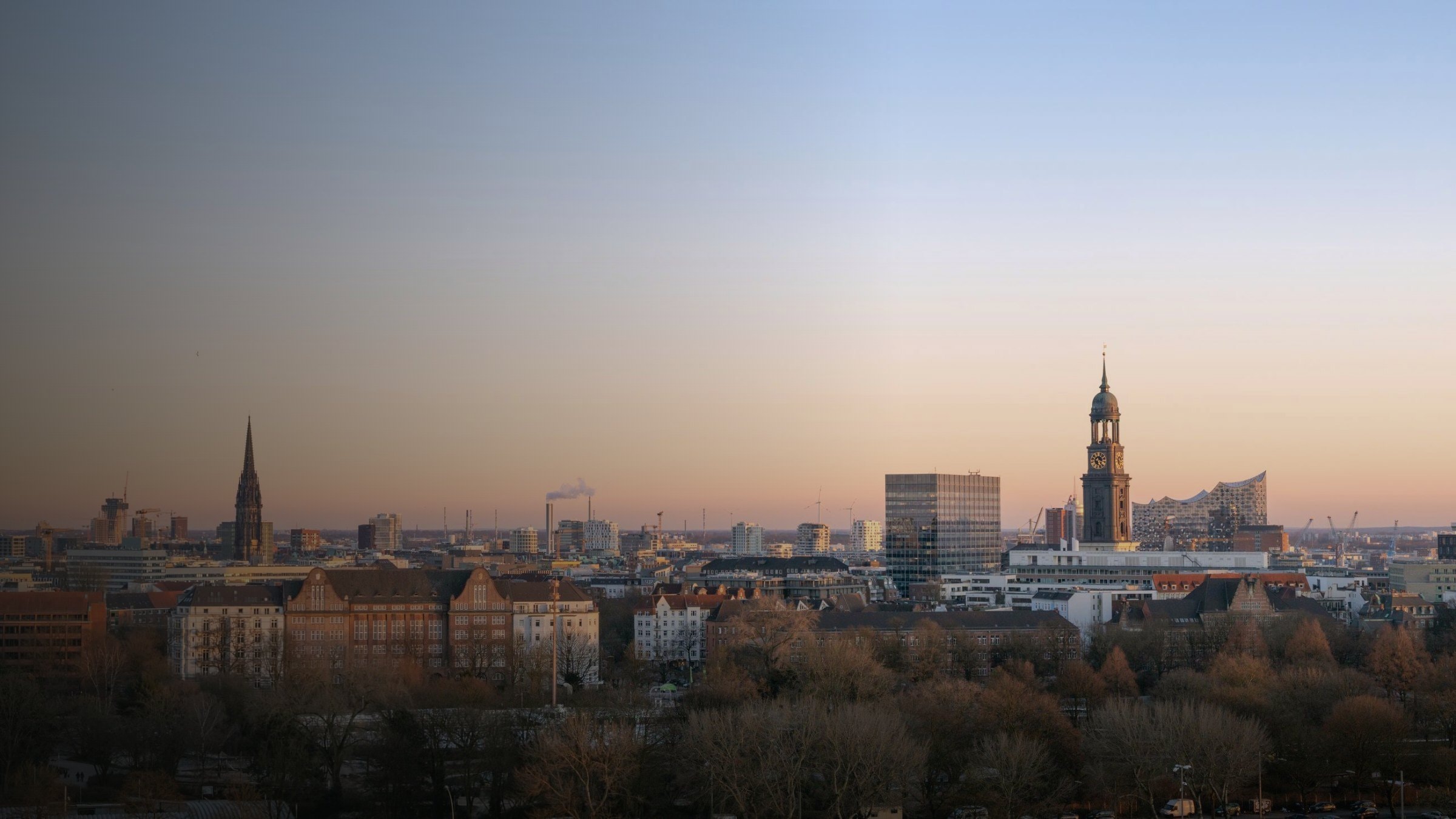 Skyline von Hamburg im Abendlicht
