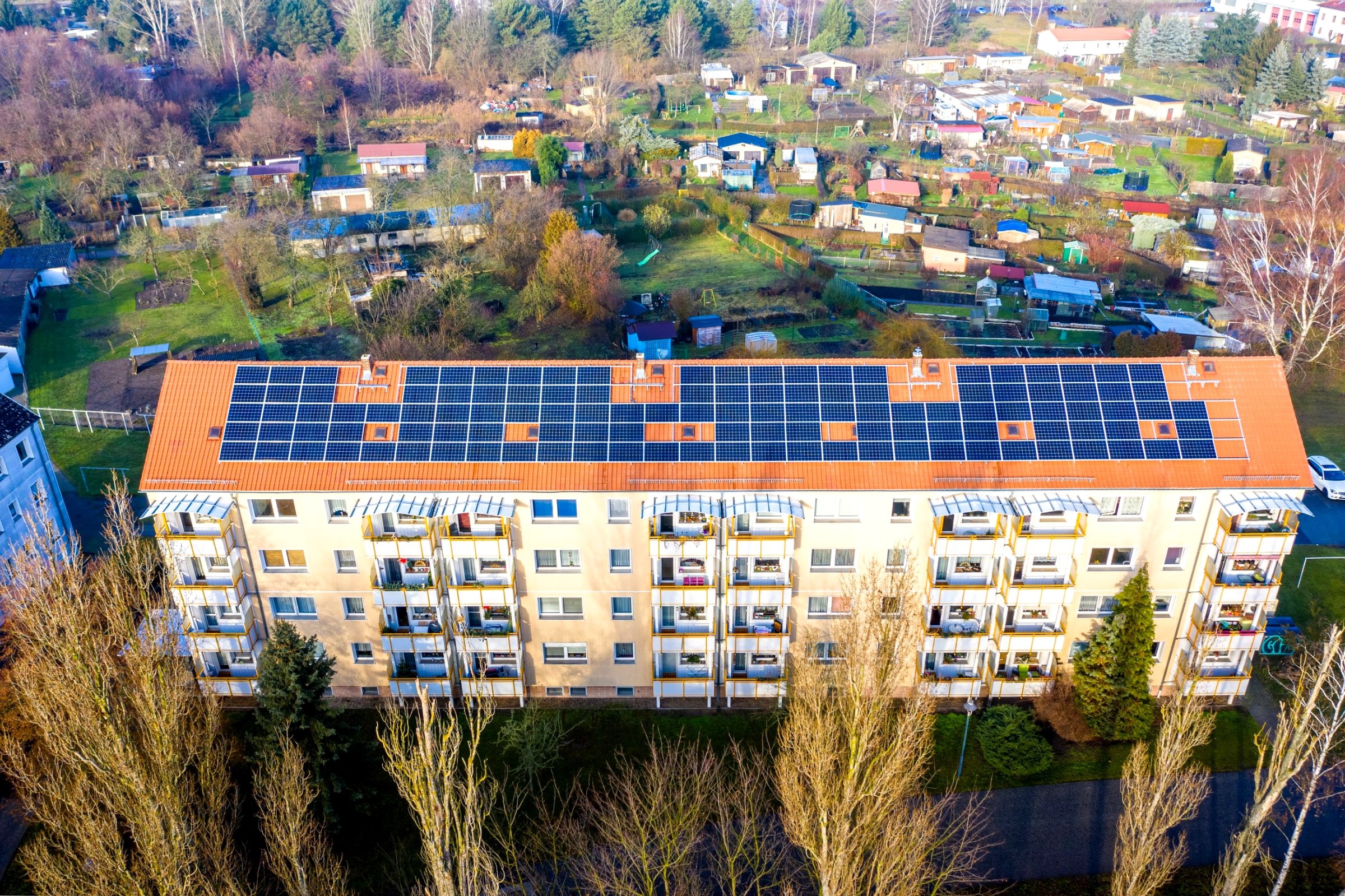 Luftbild eines Wohnblocks mit Solaranlage auf dem Dach