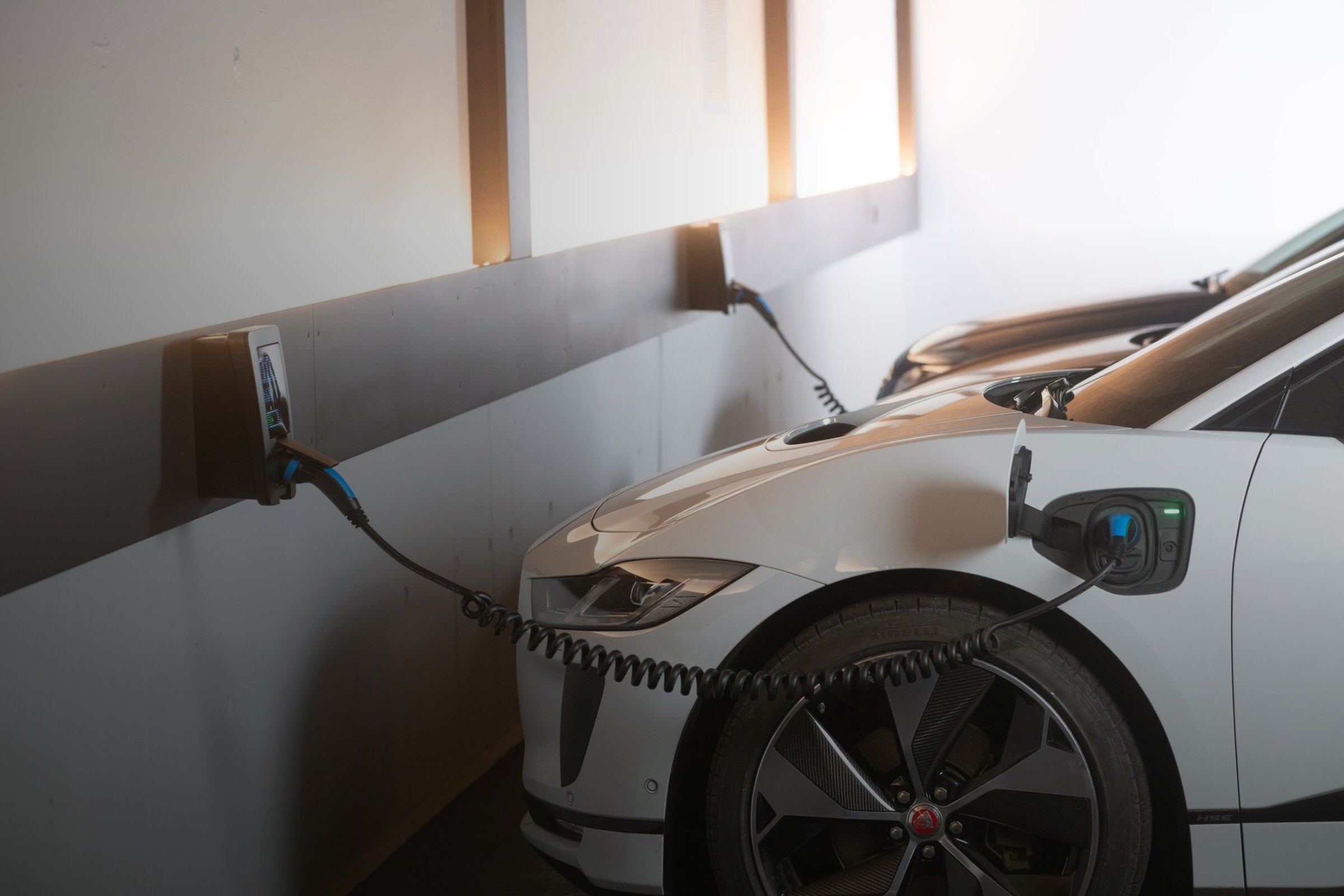 Elektroauto lädt an der Wallbox in der Garage