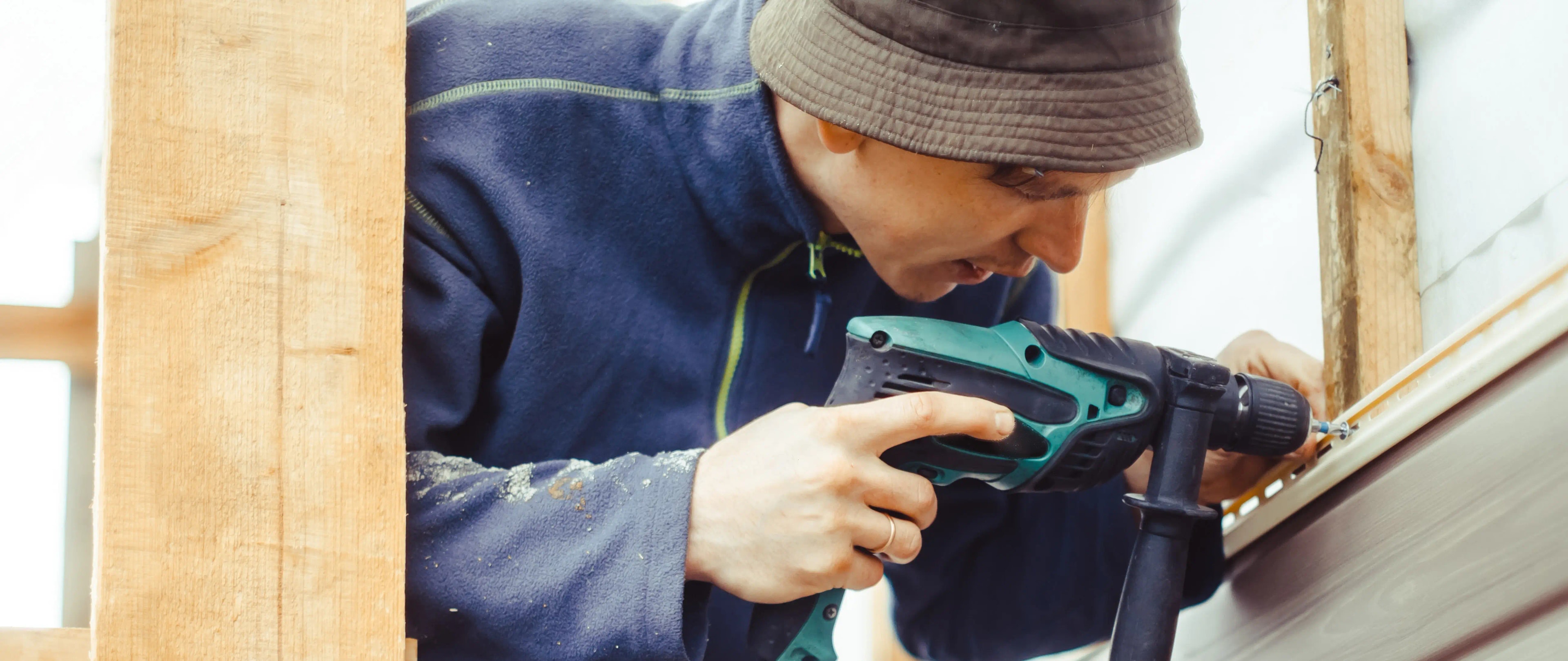 Handwerker bei der Montage einer Fassadenkonstruktion