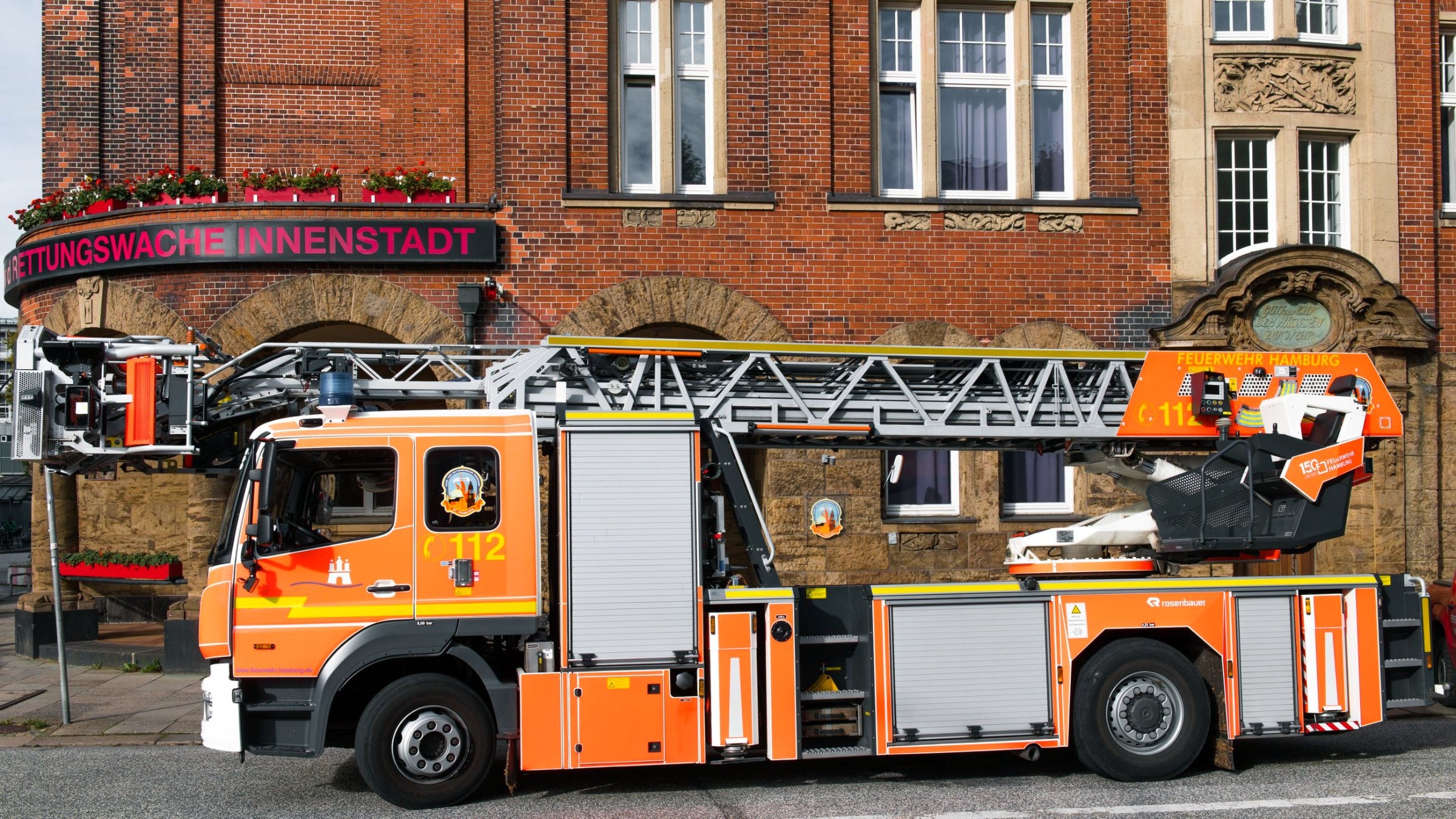 Feuerwache Innenstadt in Hamburg mit Drehleiter
