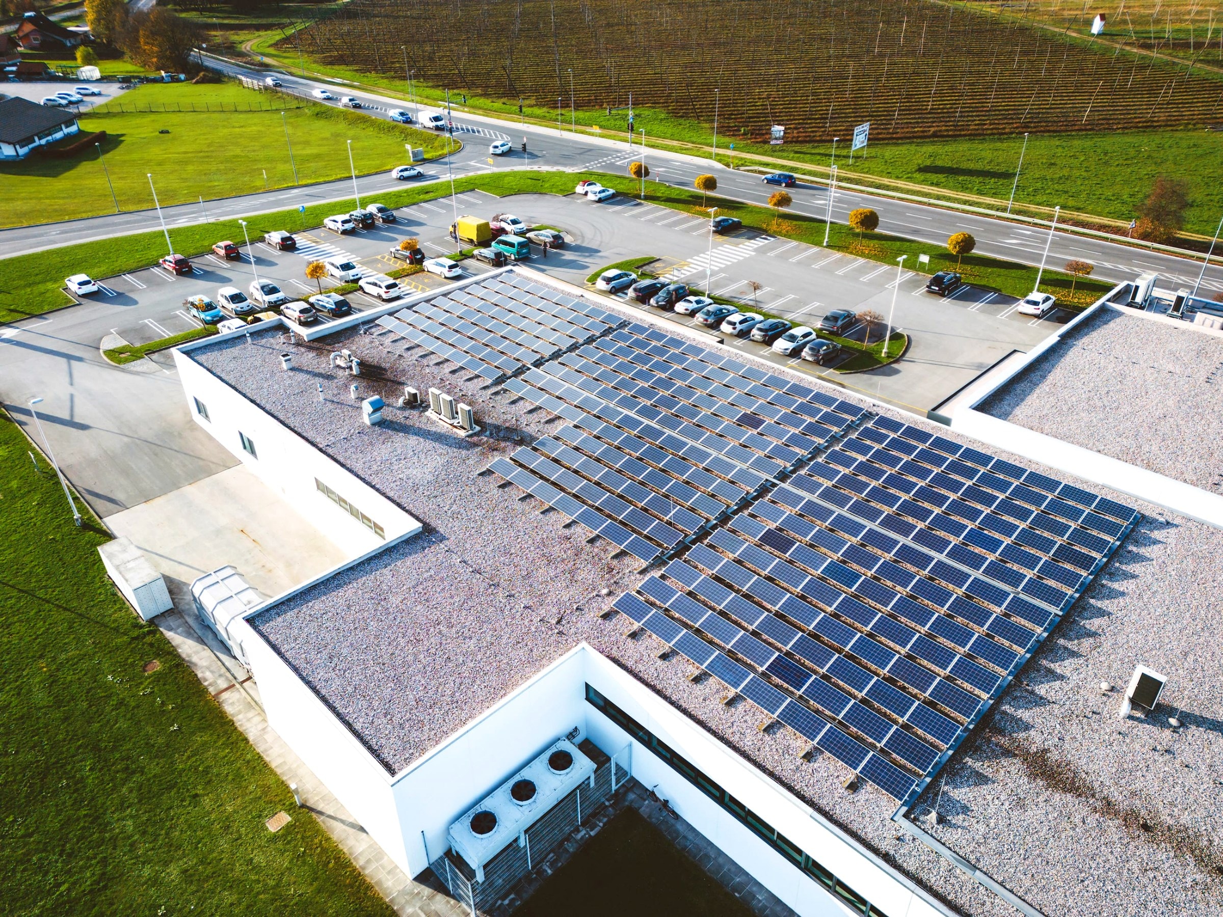 Luftbild einer Photovoltaikanlage auf einem Gewerbedach