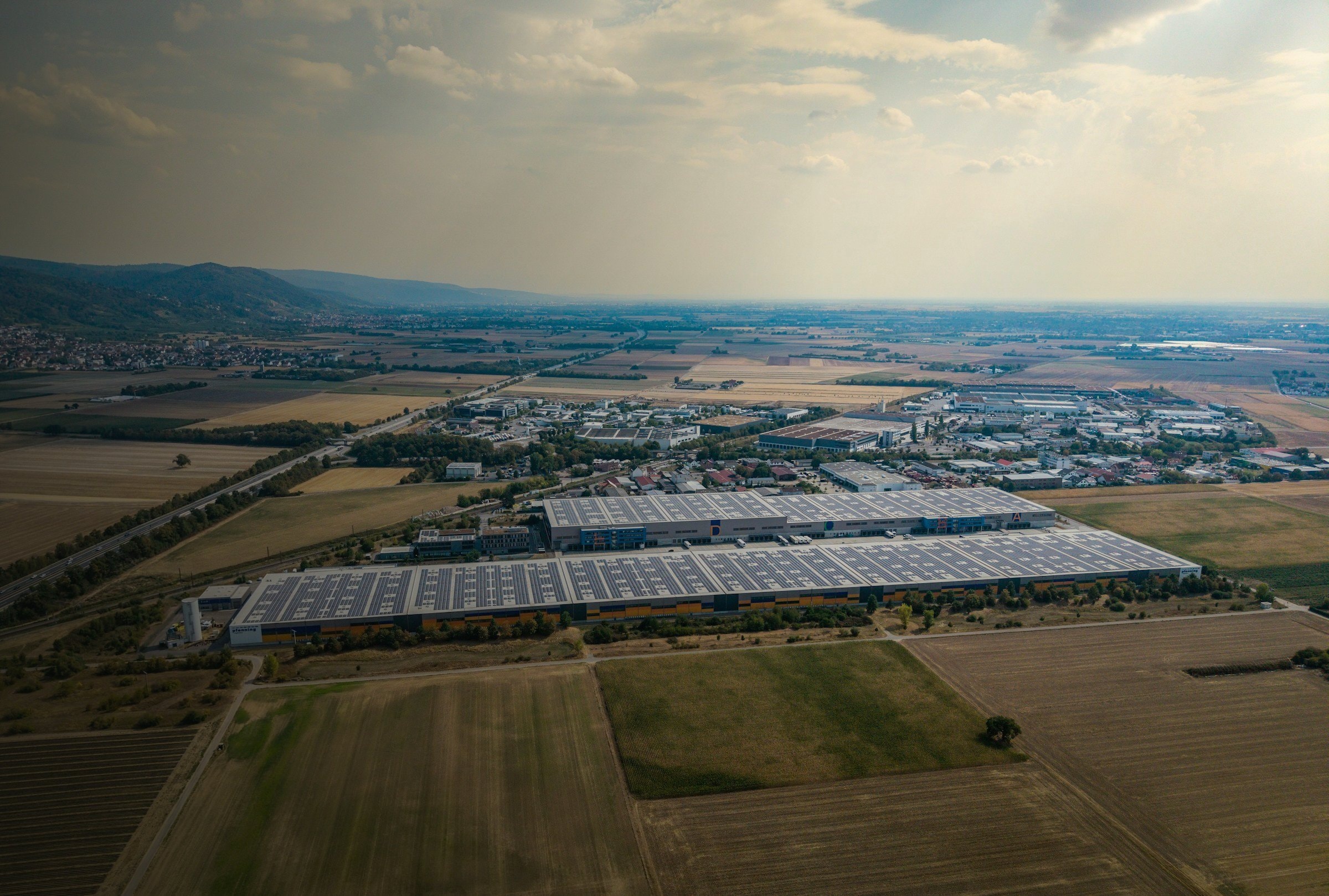 Gewerbegebiet mit großen Solaranlagen auf den Hallendächern
