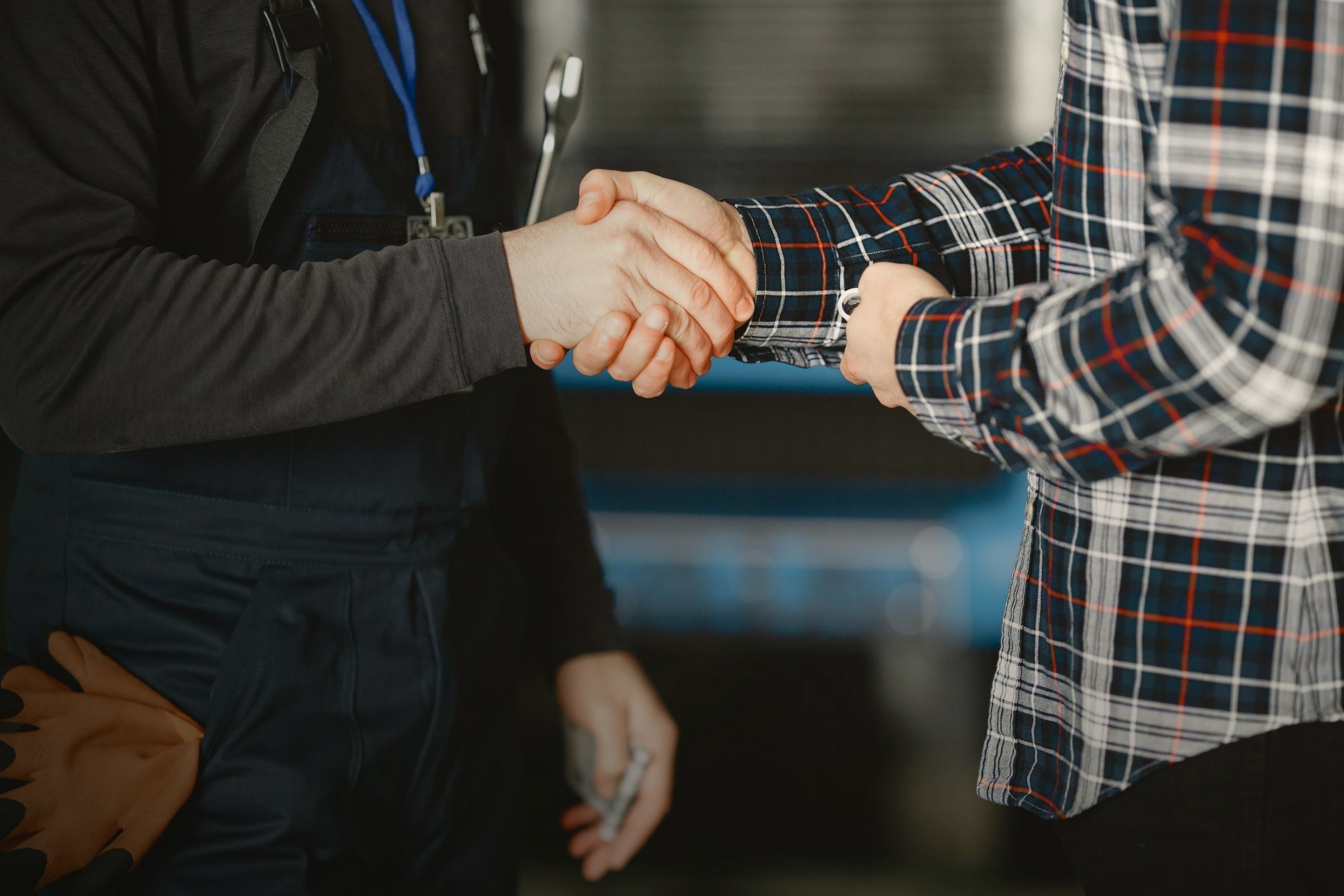 Handschlag zwischen zwei Handwerkern