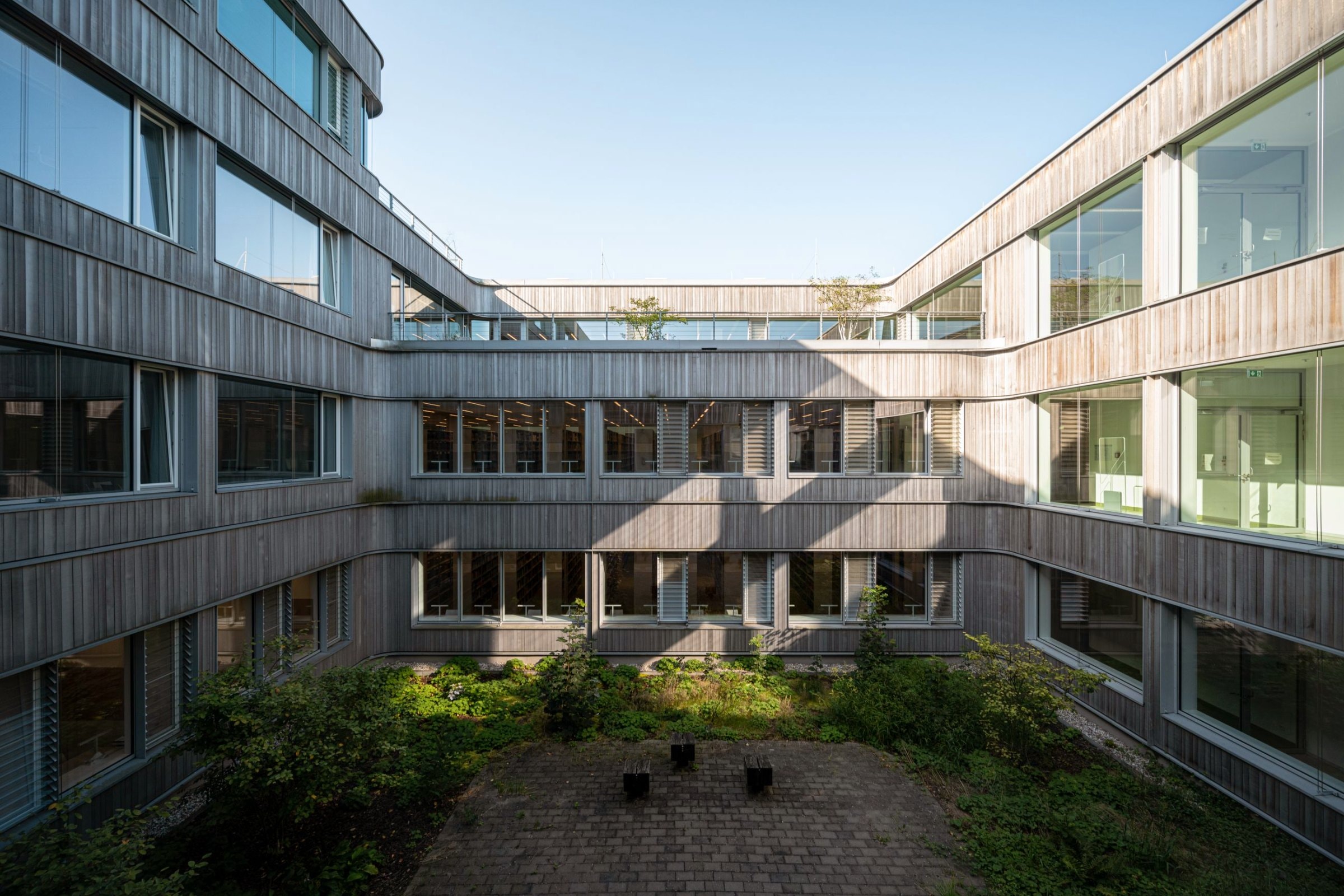 Innenhof eines modernen Schulgebäudes