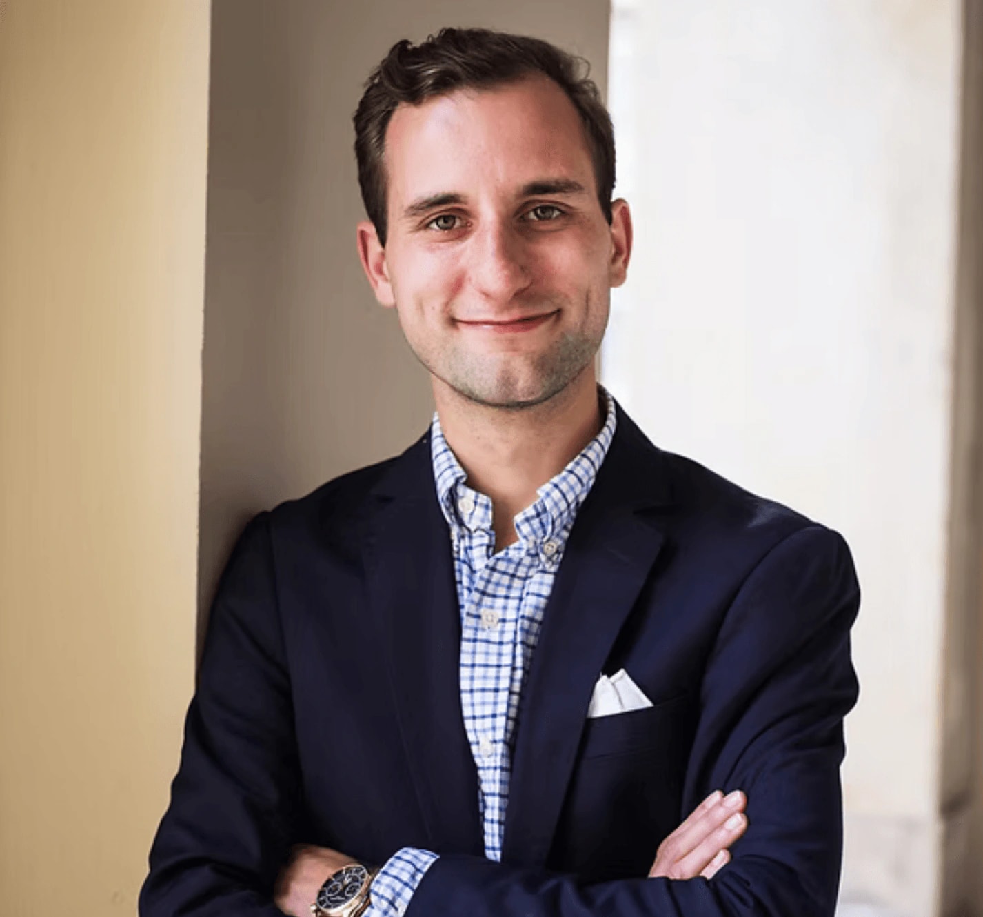 Joe Tom Bätjer, Ansprechpartner der PV Energy Group, im dunkelblauen Anzug