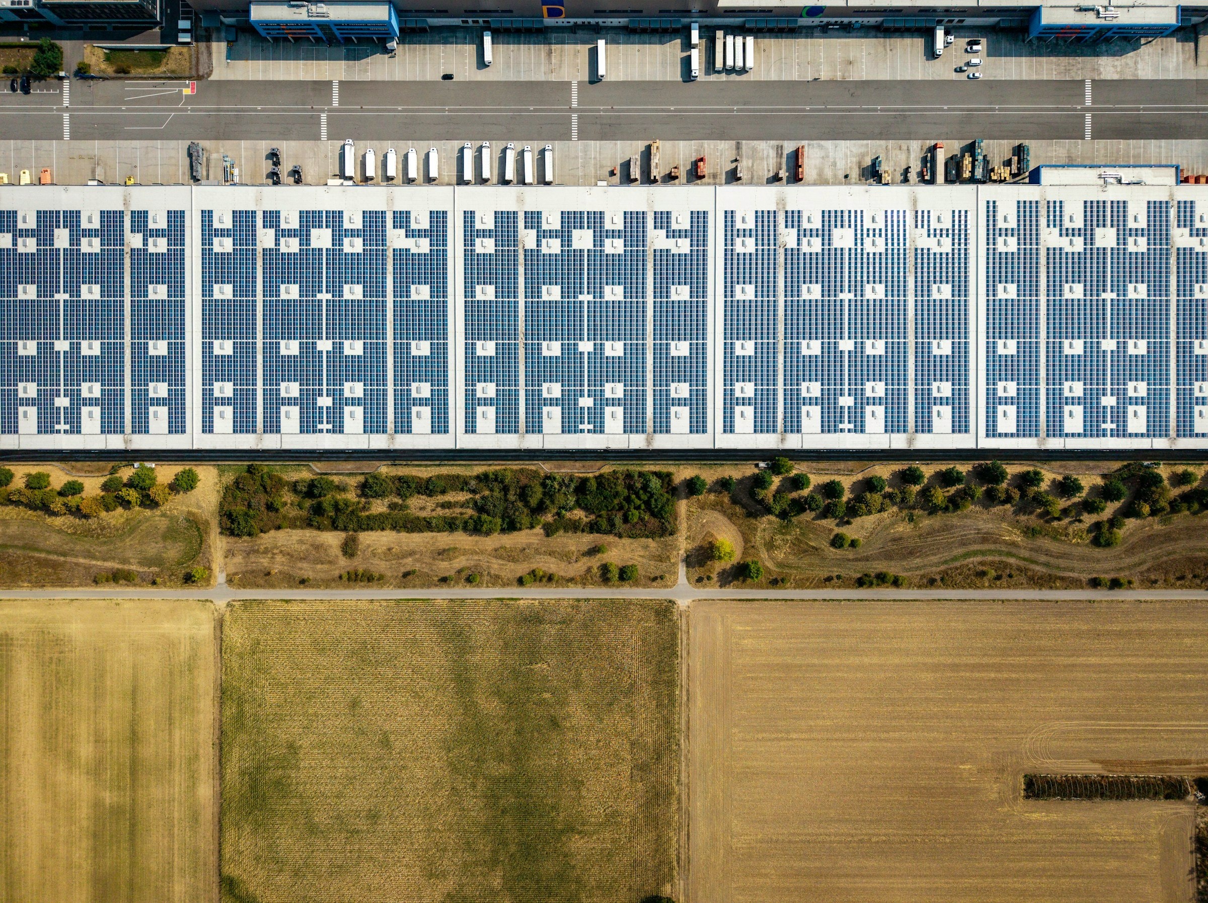 Logistikzentrum mit Solaranlage auf dem Dach