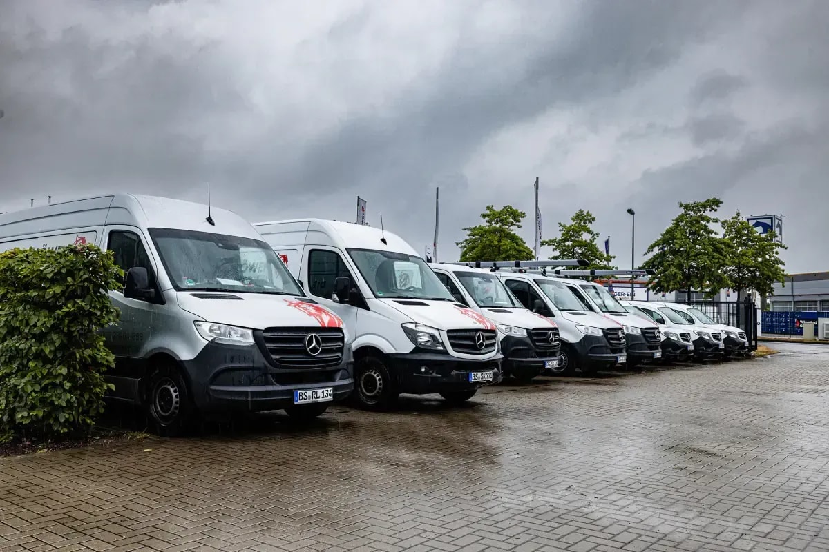 Fuhrpark der Roten Löwen mit Mercedes Sprinter Flotte am Firmenstandort Braunschweig