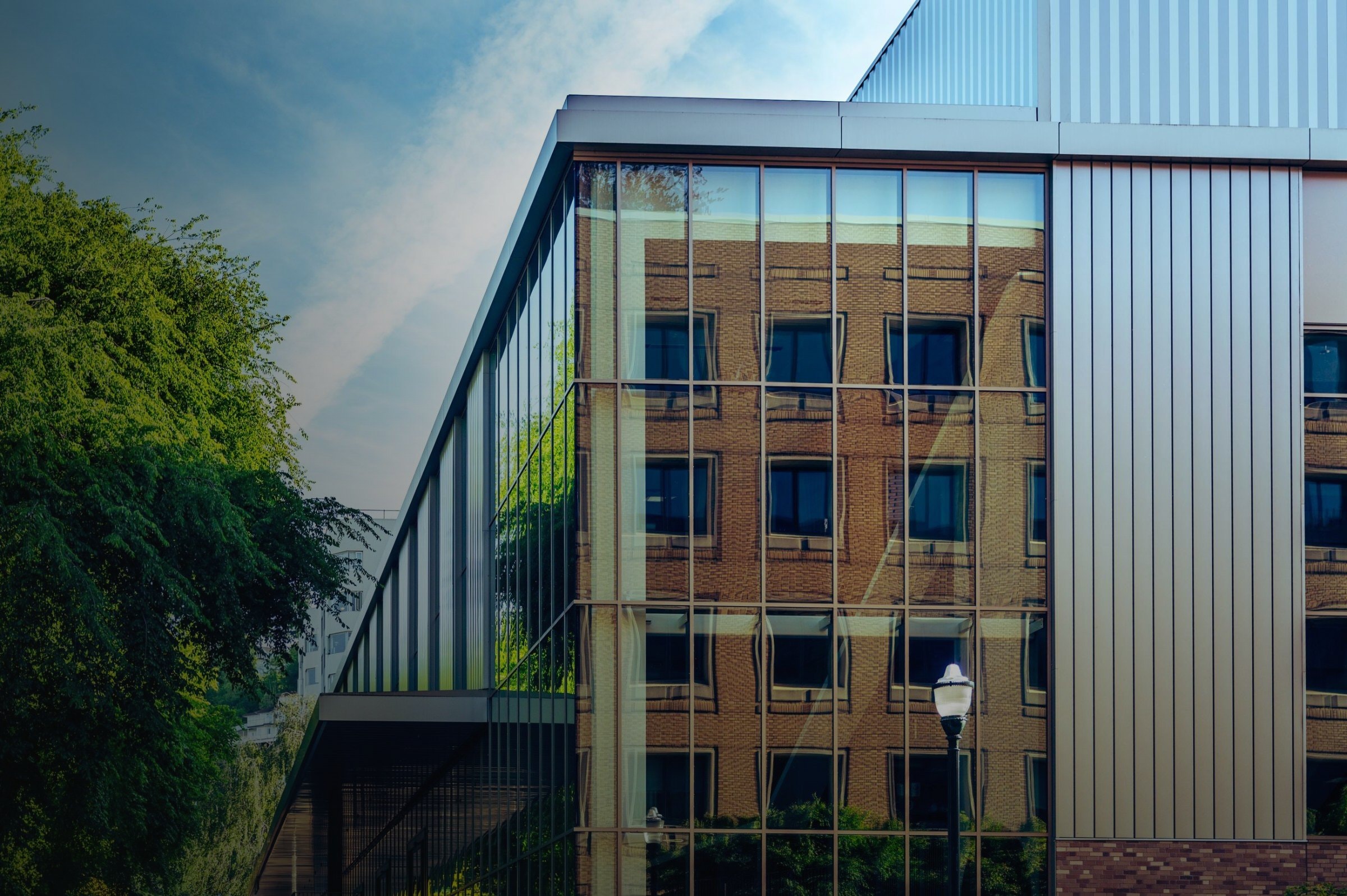 Modernes Bürogebäude mit Grünanlage