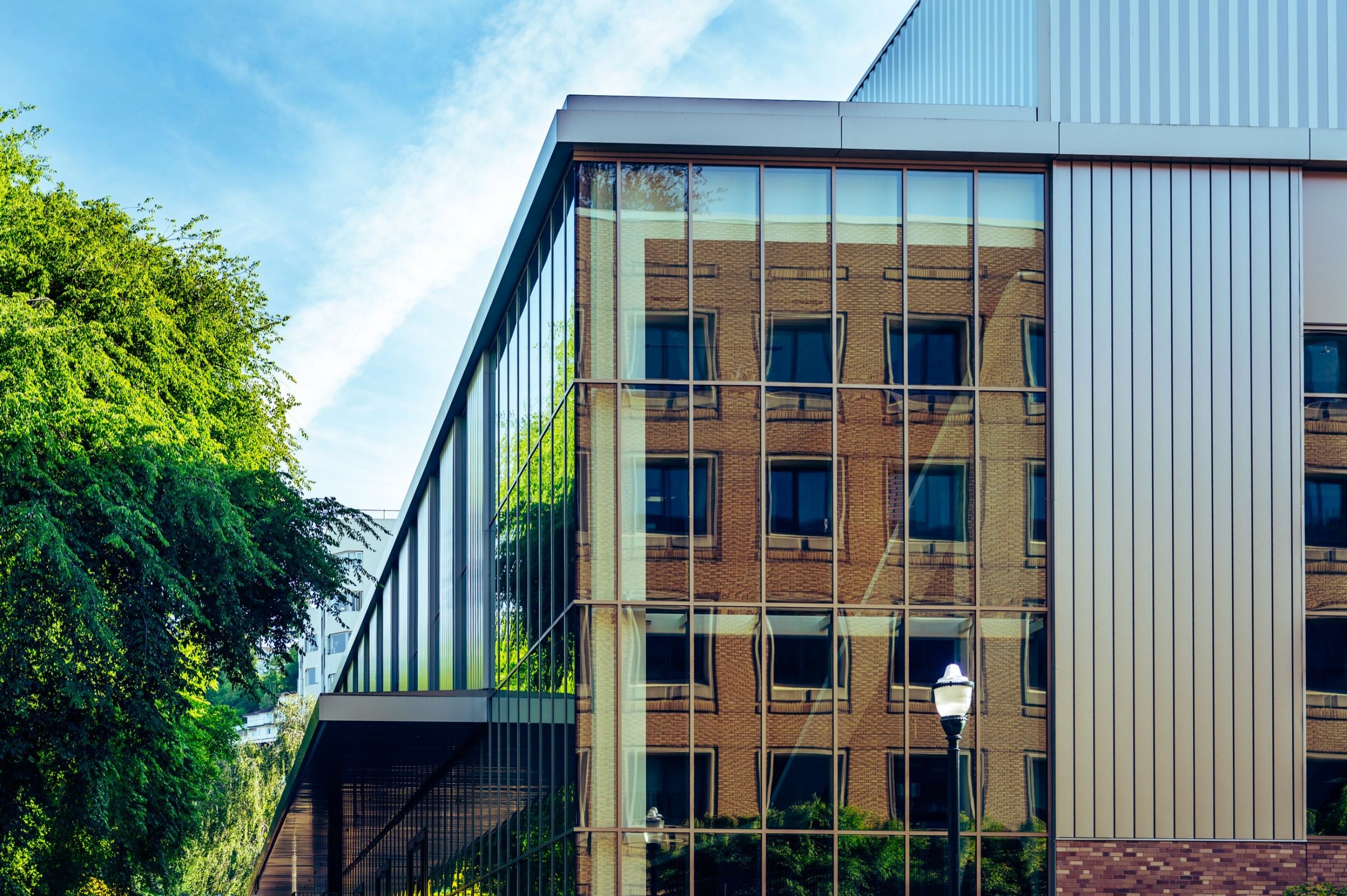 Modernes Bürogebäude mit Grünanlage