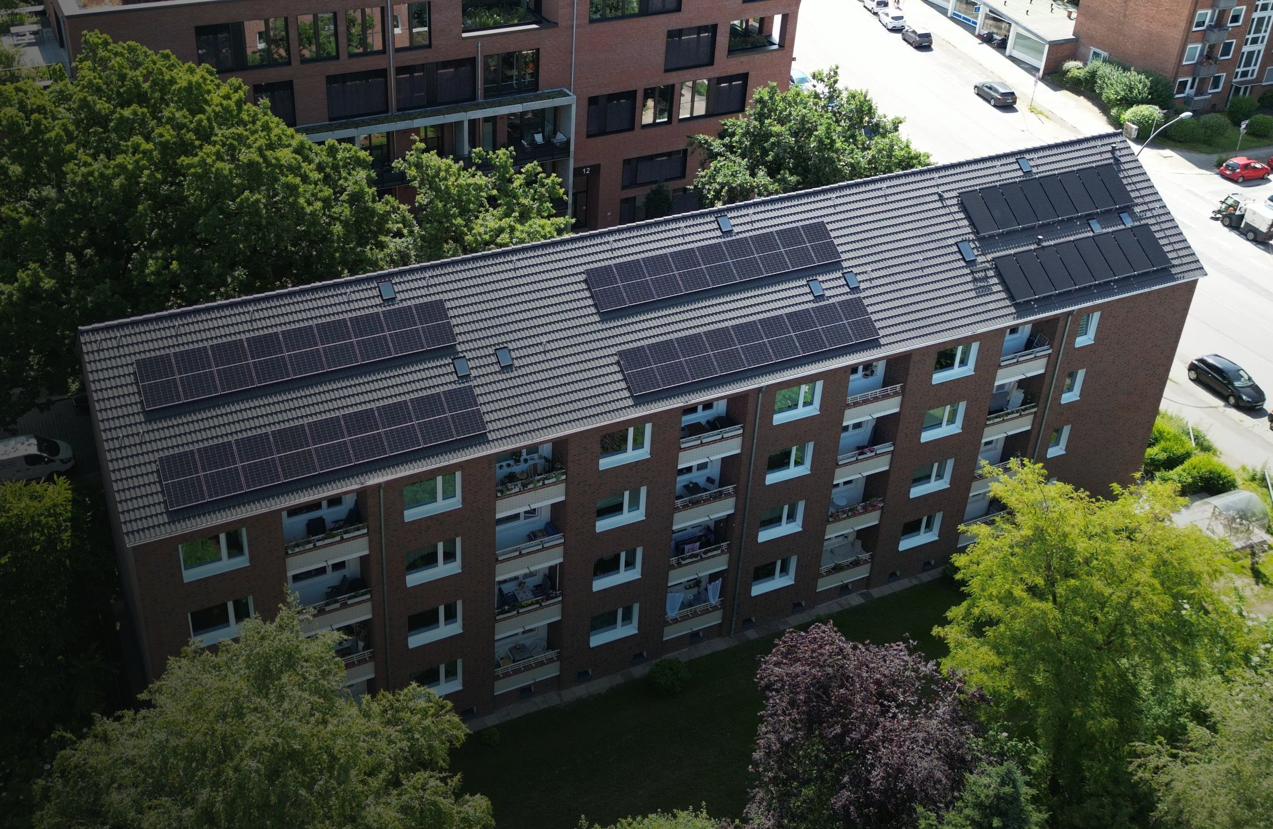 Photovoltaikanlage auf dem Dach eines Mehrfamilienhauses zur Stromerzeugung mit Solarmodulen