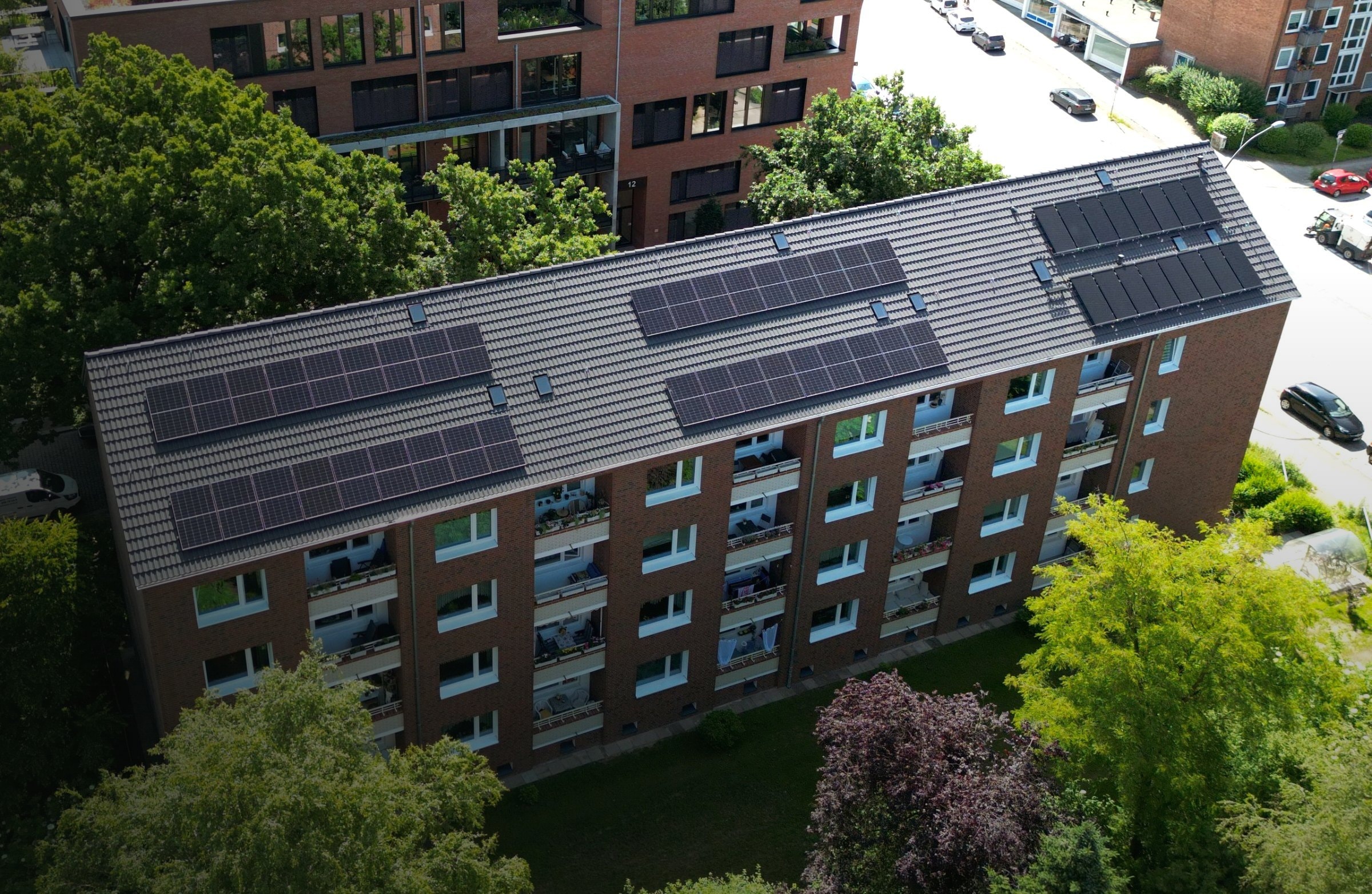 Mehrfamilienhaus mit Photovoltaikanlage auf dem Dach, Mieterstrom in Hamburg