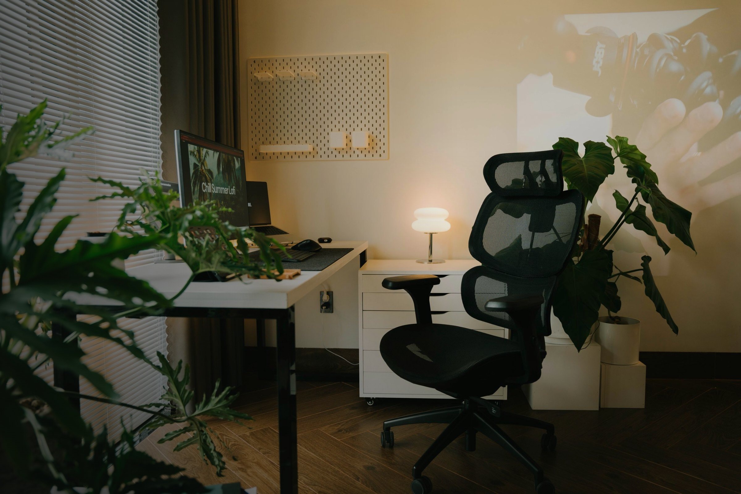 Ruhiger Arbeitsplatz mit Monitoren im Büro