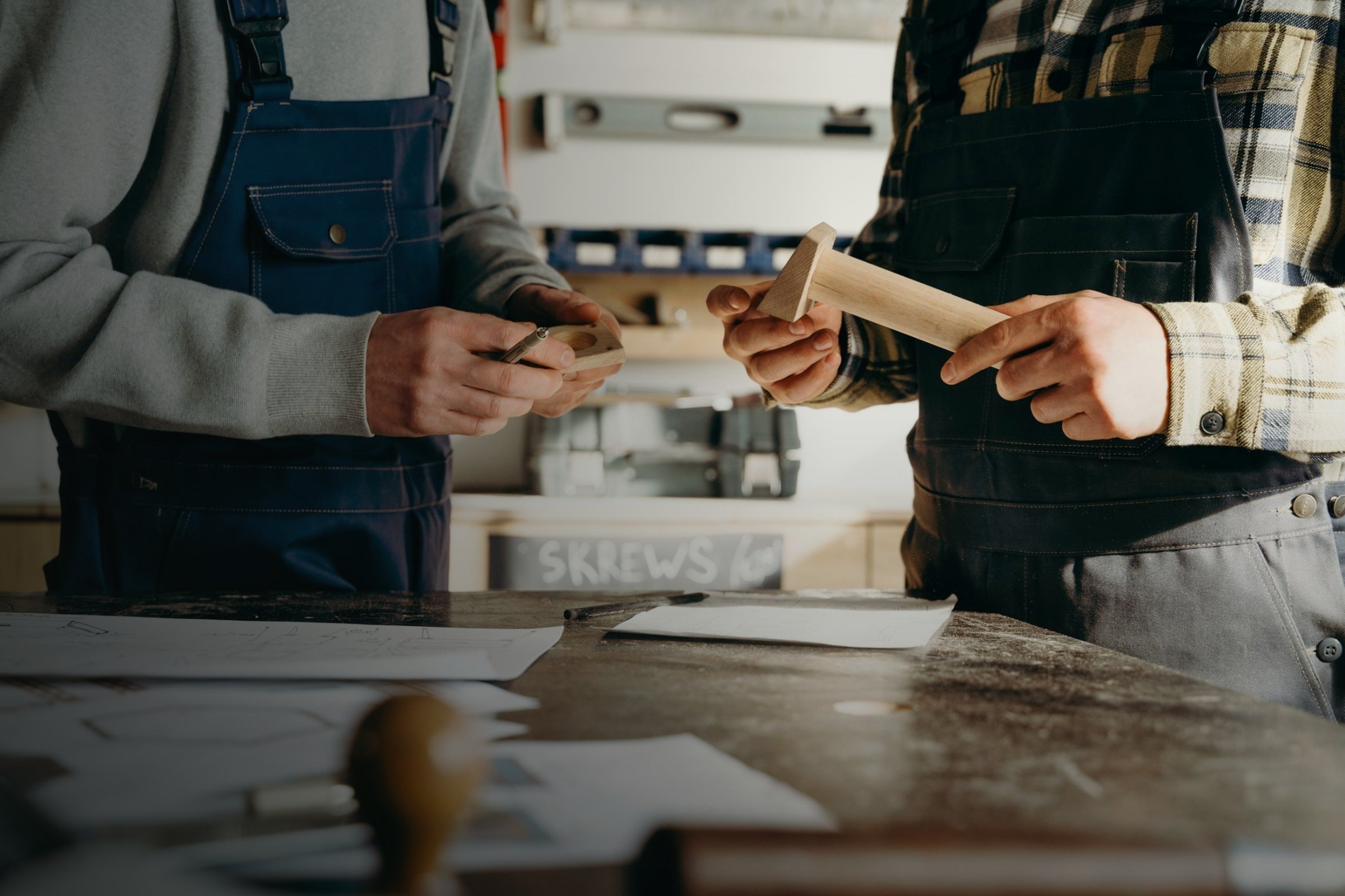 Übergabe von Unterlagen am Tisch zwischen zwei Unternehmern