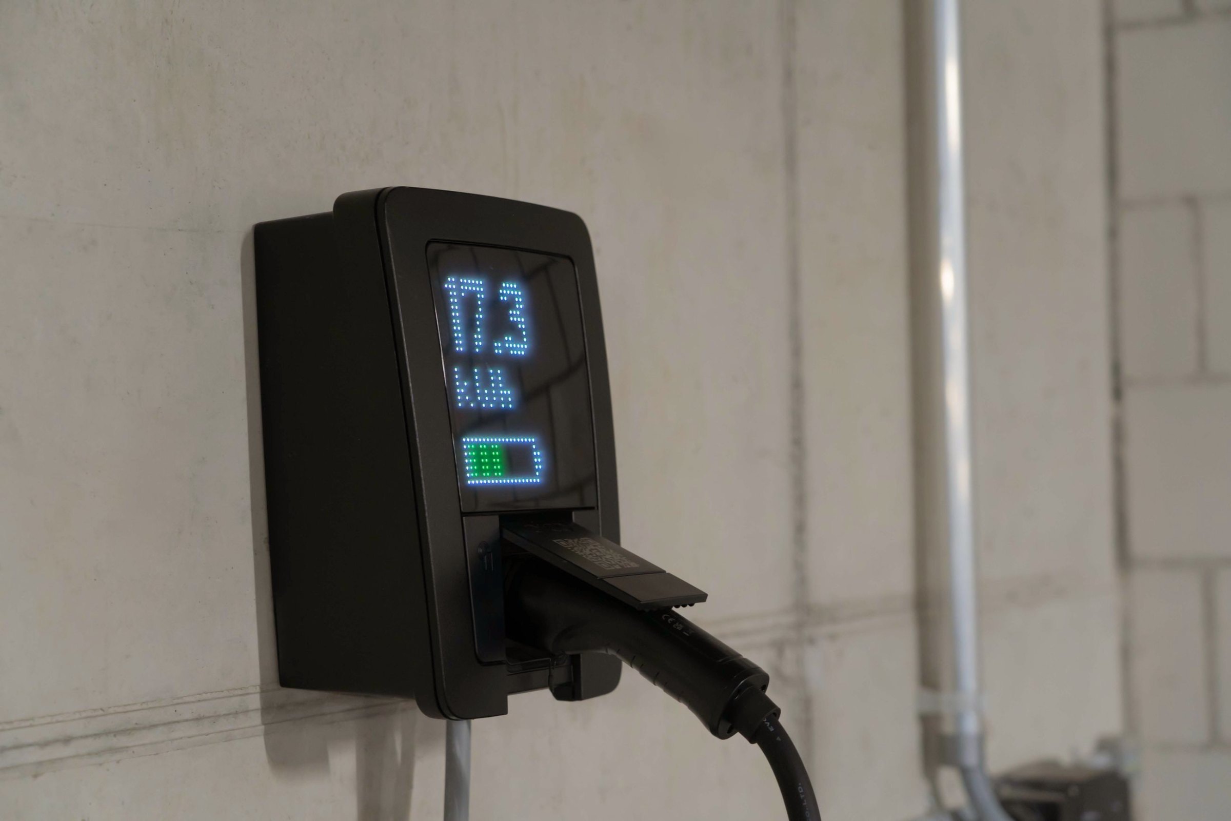 Wallbox an einer Betonwand in der Tiefgarage