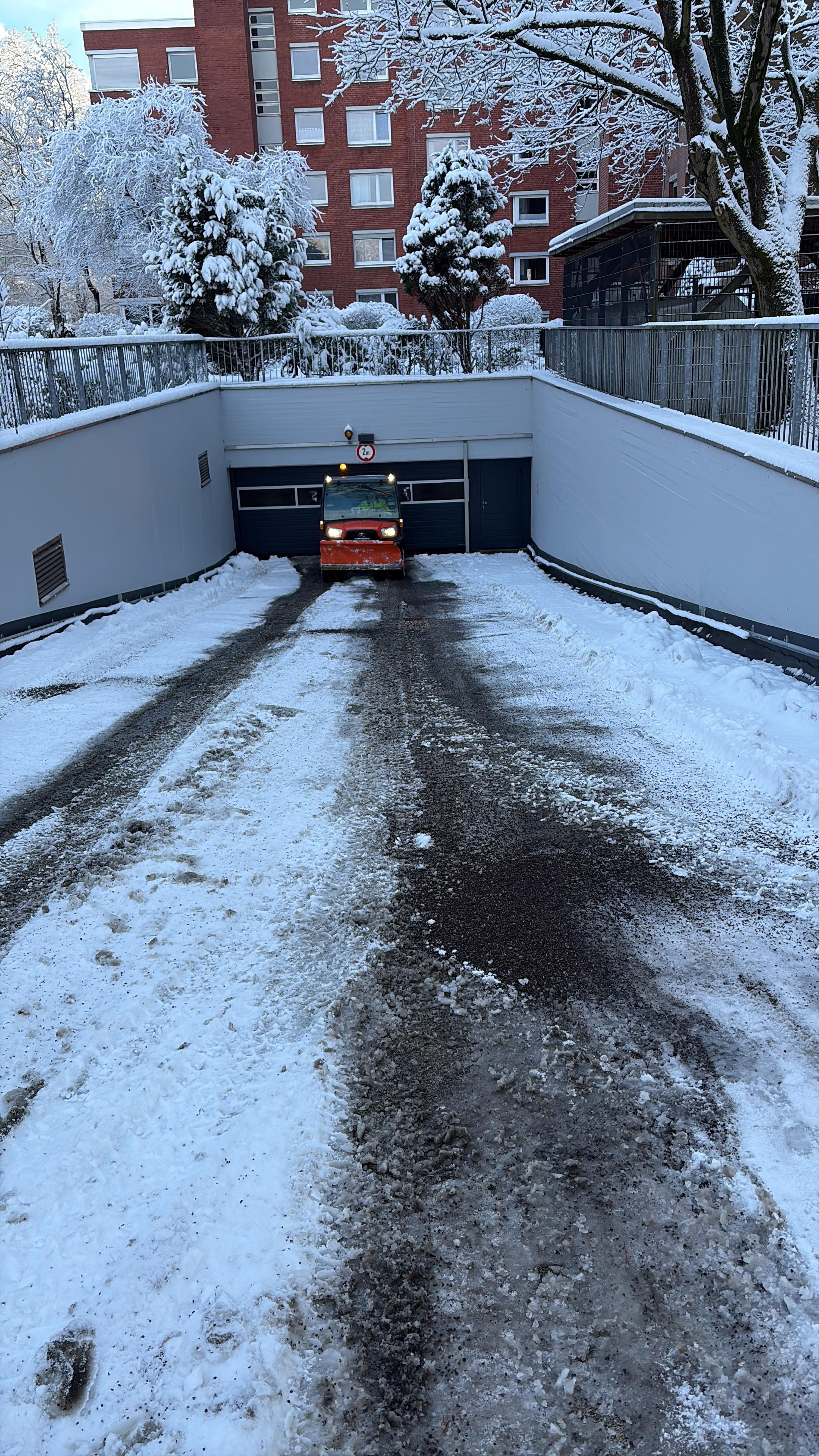 winterdienst-hamburg-Schneemobil-Tiefgaragenauffahrt